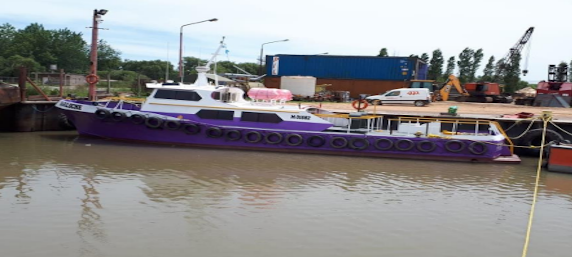 Embarcación de transporte de matariales o maquinarias