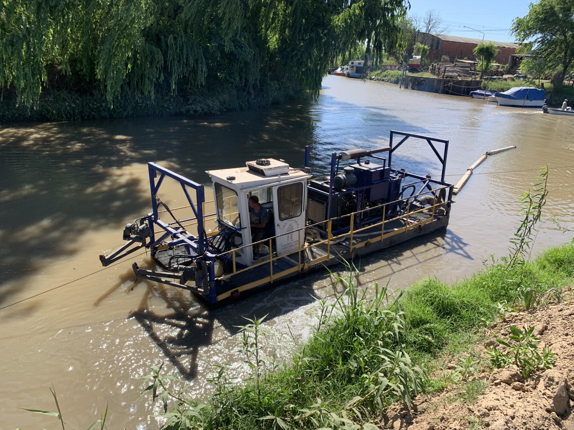 Embarcación de transporte de matariales
